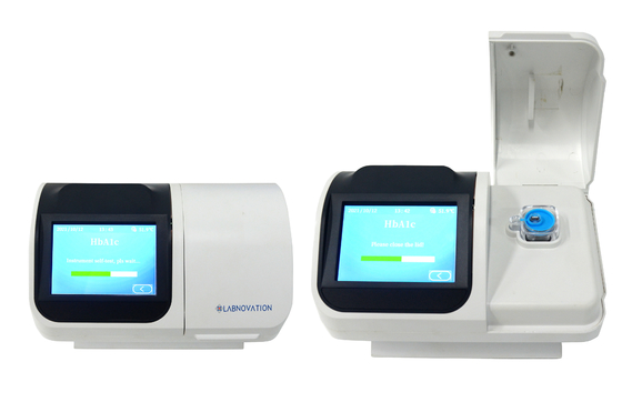 ความแม่นยำสูงที่มีประสิทธิภาพสูง POCT HbA1c Analyzer ขนาดตัวอย่างขนาดเล็กสำหรับการทดสอบ HbA1c
