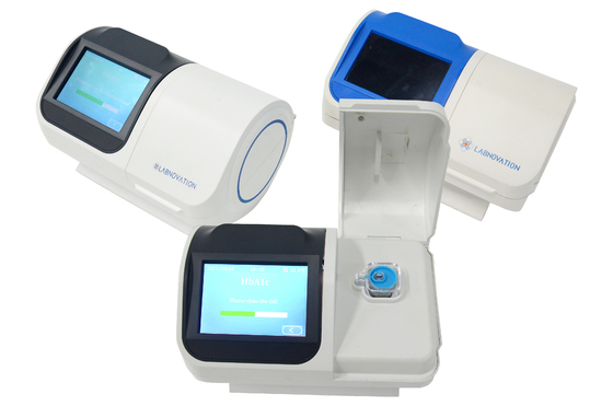 เครื่องวิเคราะห์ POCT HbA1c แบบพกพา การทดสอบ HbA1c แบบขั้นตอนเดียว IFCC Certificated